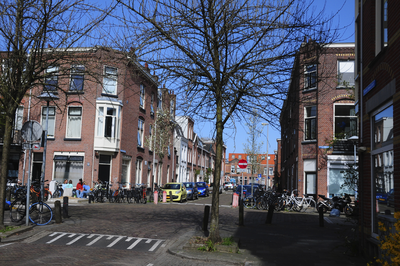 900173 Gezicht in de Douwes Dekkerstraat te Utrecht, uit het zuiden, met in het midden de kruising met de Bilderdijkstraat.